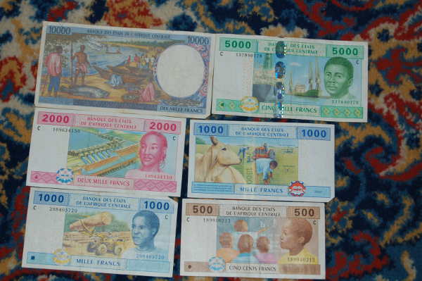 Gagner de l'argent depuis l'Afrique, plein de billets