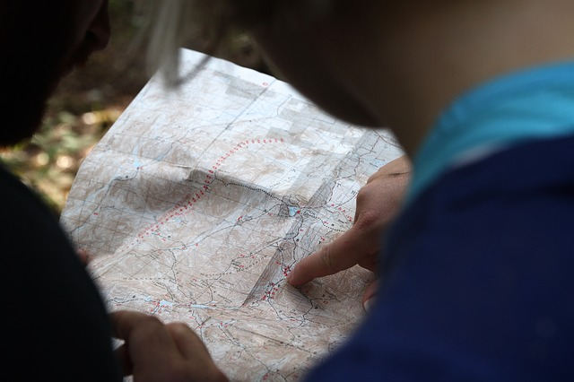 un doigt posé sur une carte