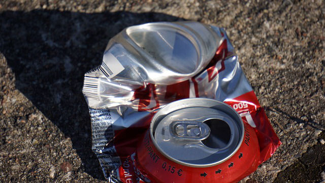 argent de poche en recyclant les canettes d'aluminium