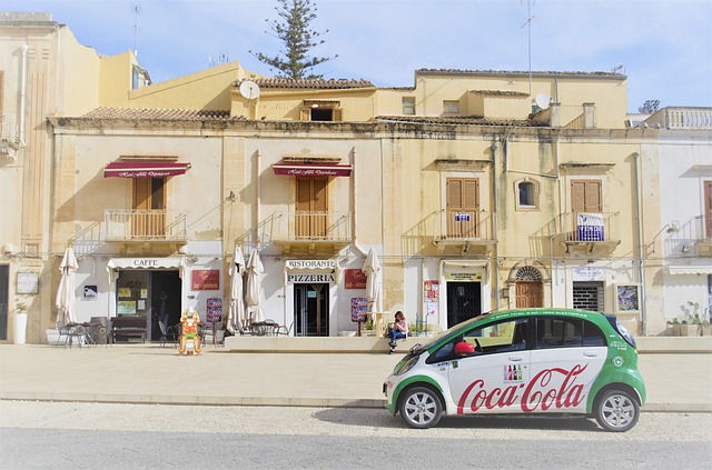 publicité sur voiture l'exemple de coca cola.