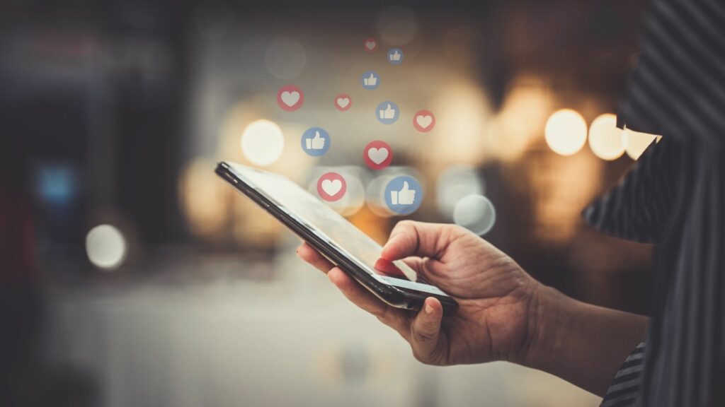Comment utiliser les réseaux sociaux pour trouver un job