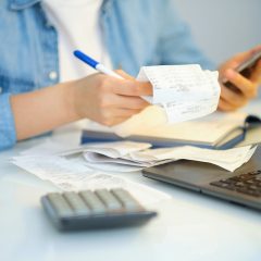 Comment économiser de l’argent sur les frais bancaires