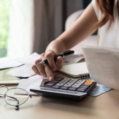 Économiser sur les factures mensuelles : Astuces pour réduire vos dépenses d’énergie, d’internet, etc.