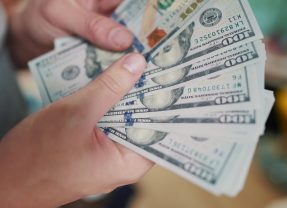 Les meilleurs forums et groupes pour dénicher des bons plans argent