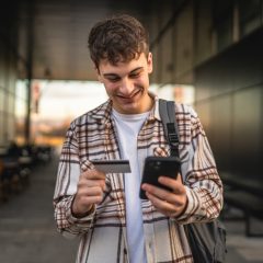 Comment réduire ses frais bancaires sans changer d’établissement